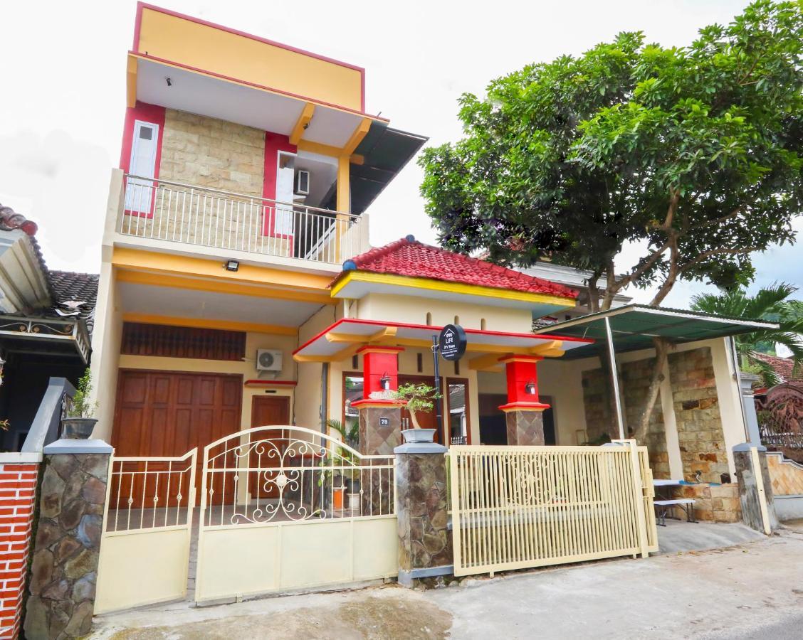 Oyo Life 3064 Mahameru Kost Putra Jembel 外观 照片